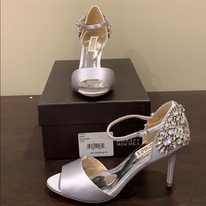 BADGLEY MISCHKA WOMENS HARBOR PUMP SILVER SATIN Size 6.5